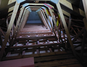 Zateplení stropu rodinného domu pomocí foukané izolace